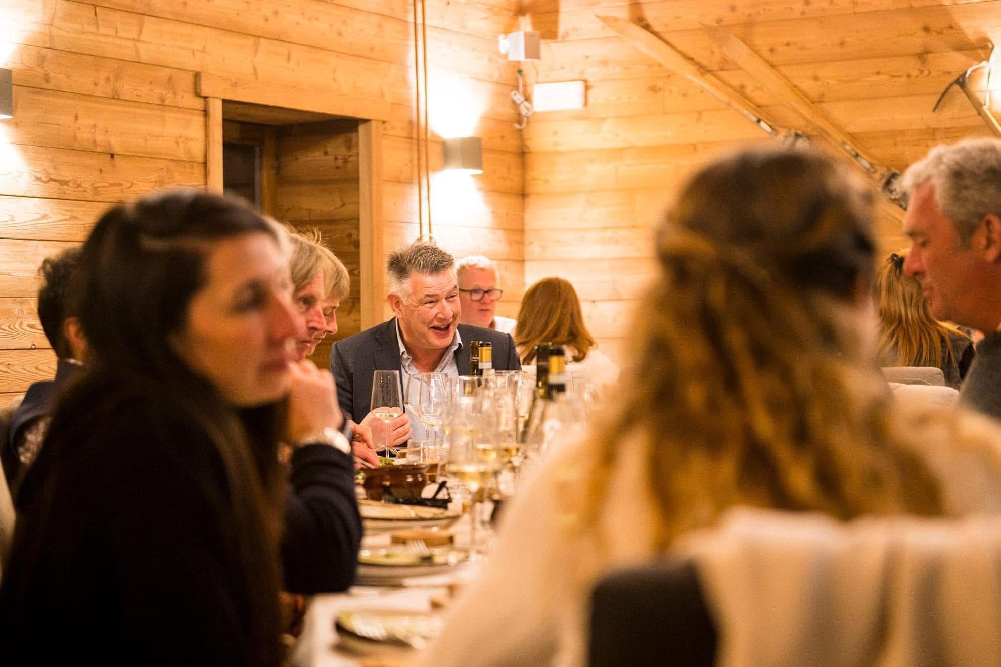 Pranzi e cene a Les Dames Anglaises, tavola imbandita con ospiti in atmosfera raccolta a Courmayeur.