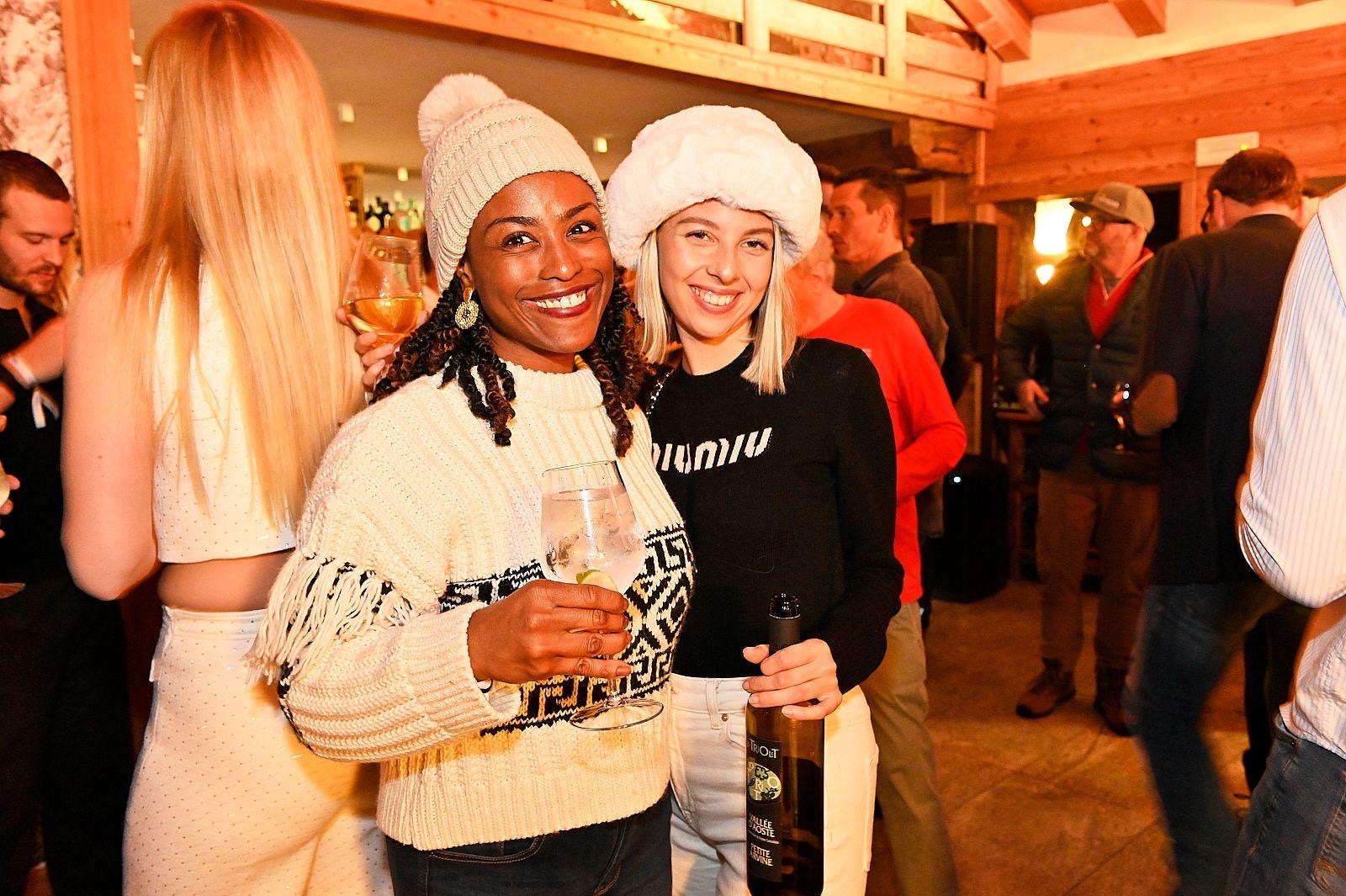 Eventi a Les Dames Anglaises: ospiti sorridenti con calici durante una festa in baita a Courmayeur.
